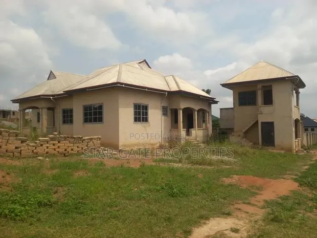 7bdrm House in Mampongteng New Site, Kwabre for sale · Photo 1