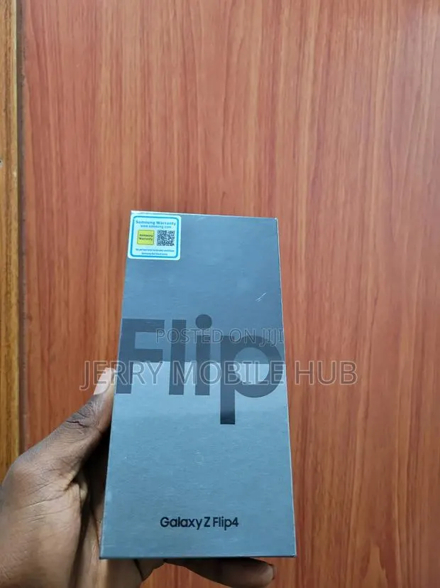 New Samsung Galaxy Z Flip4 256 GB Gold · Photo 1