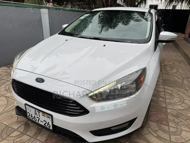Ford Focus Titanium Hatchback FWD (2.0L 4cyl 6A) 2016 White · Photo 1