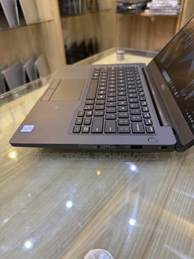 New Laptop Dell Latitude 7300 8GB Intel Core i5 SSD 256GB · Photo 1