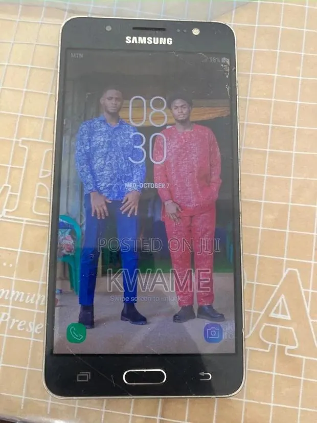 Samsung Galaxy J5 16 GB Black · Photo 1