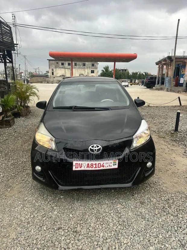 Toyota Yaris SE Hatchback 5dr 2012 Black · Photo 1