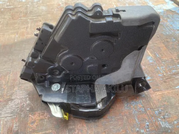 Toyota Vitz Door Lock · Photo 1