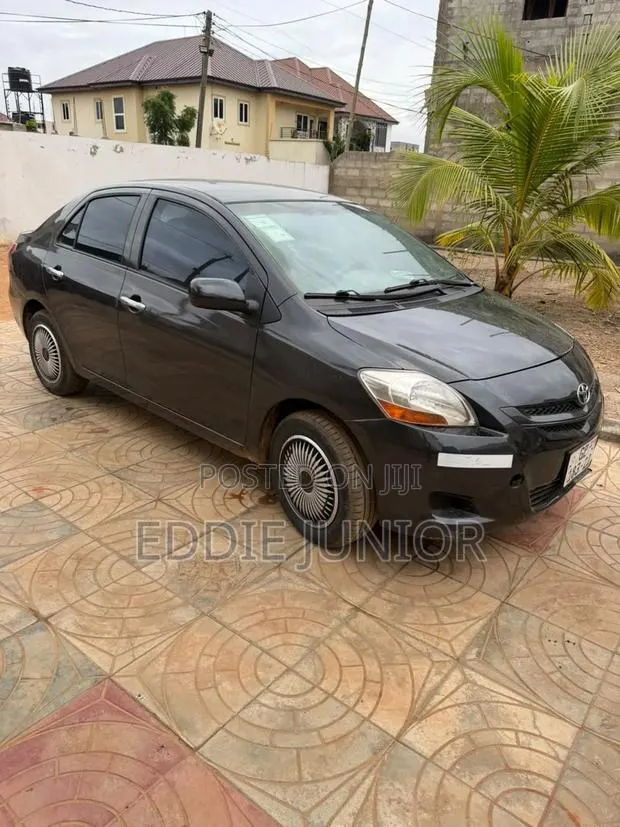Toyota Yaris Base Sedan 4dr 2010 Black · Photo 1