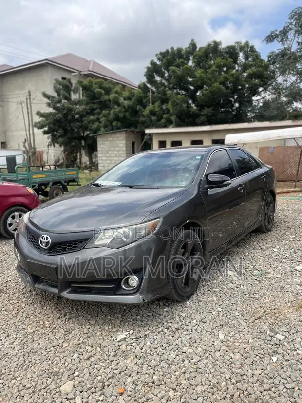 Toyota Camry SE 4dr Sedan (2.5L 4cyl 6A) 2014 Gray · Photo 1