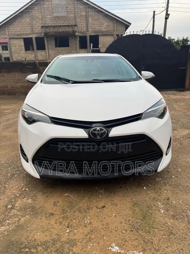 Toyota Corolla LE Eco (1.8L 4cyl 2A) 2019 White · Photo 1