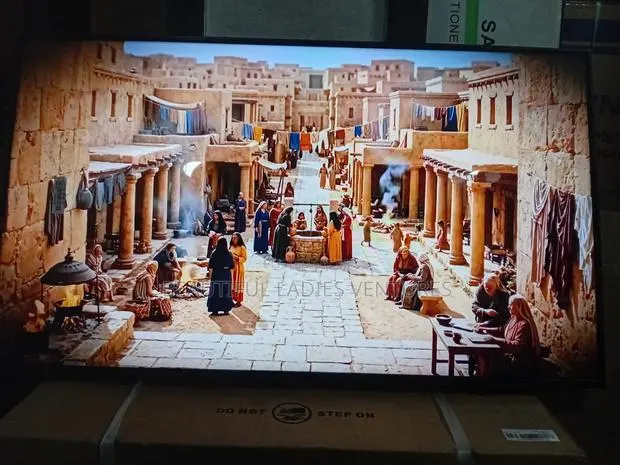 Samsung 43-Inch Smart Tv With Dynamic Color Technology · Photo 1