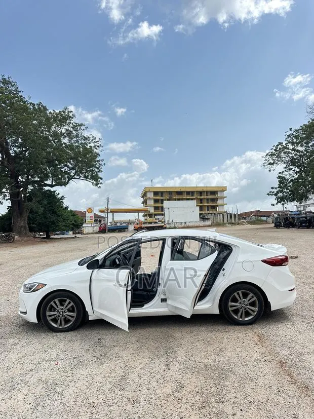 Hyundai Elantra Value Edition Sedan FWD (2.0L 4cyl 6A) 2017 White · Photo 1