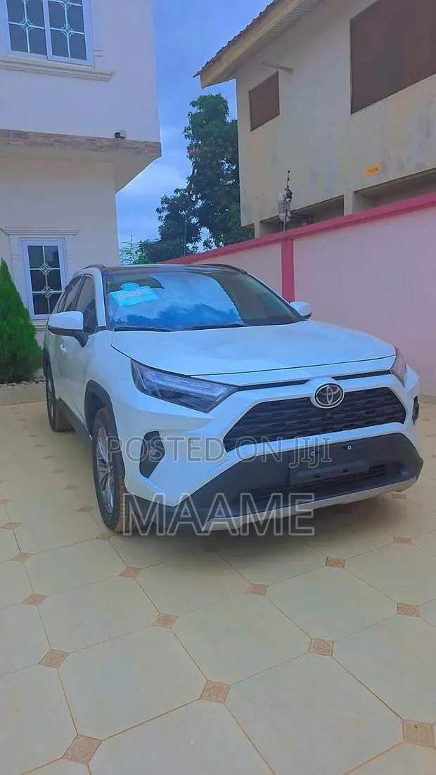 Toyota RAV4 XLE Premium FWD 2023 White · Photo 1