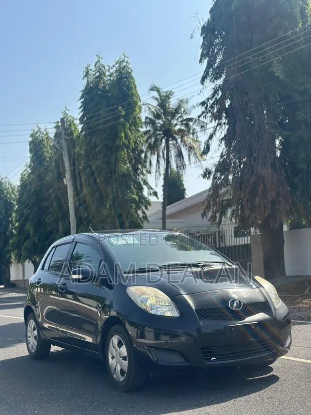 Toyota Vitz 2010 Black · Photo 1