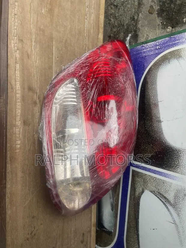 Toyota Tundra 2003-2006 Taillight · Photo 1