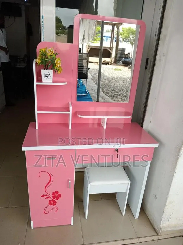 Pink Dressing Mirror · Photo 1