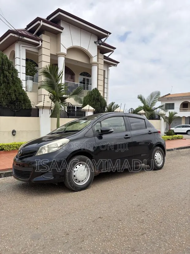 Toyota Vitz 1.3 FWD 3dr 2013 Black · Photo 1