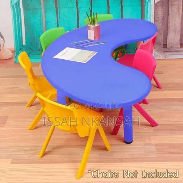 Moon Design Plastic Table and Chairs · Photo 3