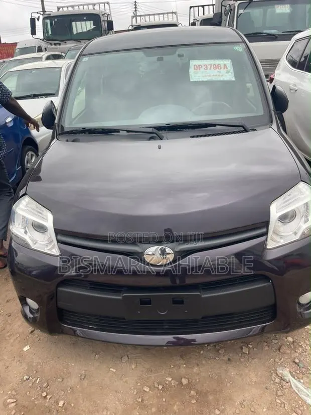 Toyota Sienta 1.5 FWD 2013 Beige · Photo 1