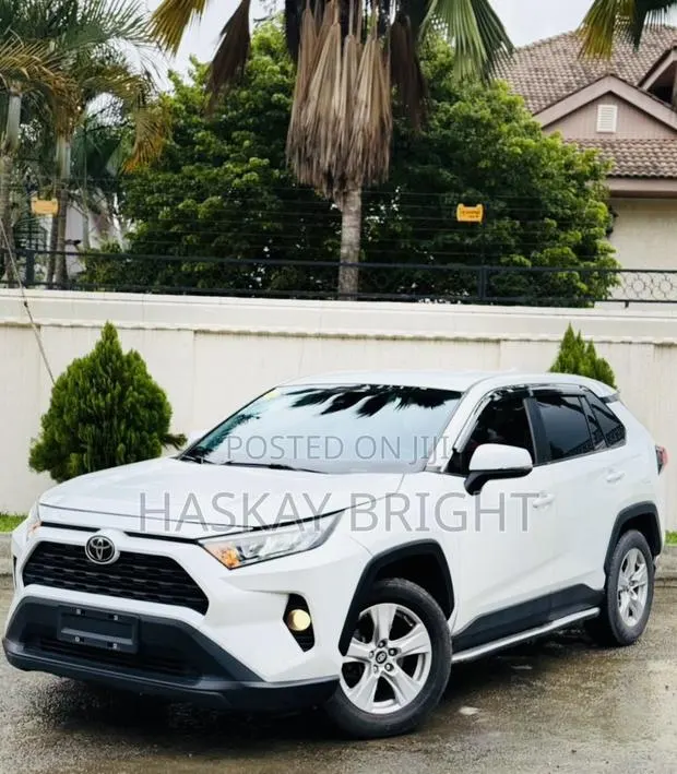 Toyota RAV4 2021 White · Photo 1