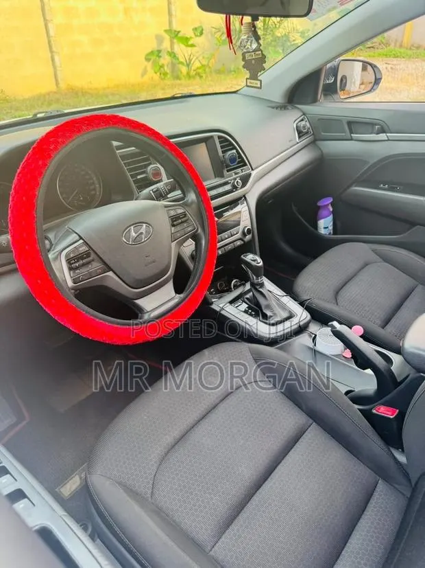 Hyundai Elantra SE Sedan FWD (2.0L 4cyl 6M) 2017 White · Photo 1