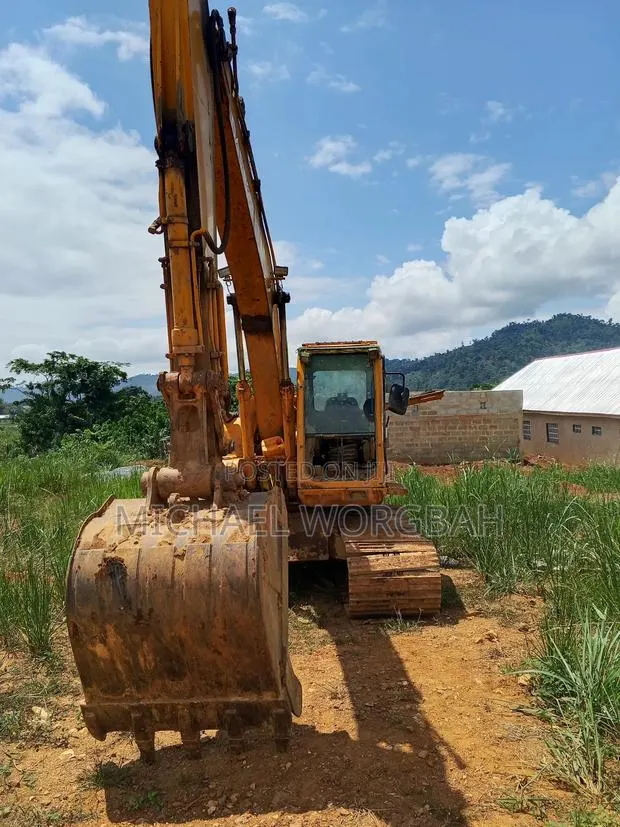 Hiring Excavator · Photo 1