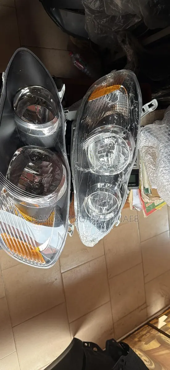 Corolla 2005-2006 Headlights (Black) · Photo 1