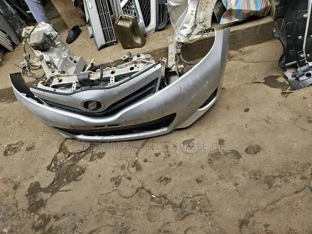 Toyota Vitz 2012/ Front Cut · Photo 1
