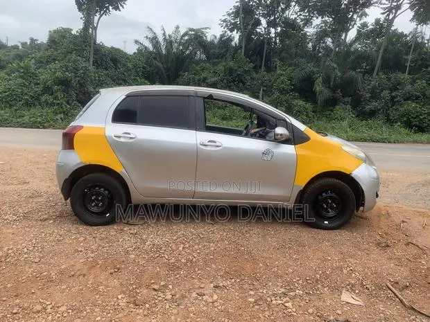 Toyota Vitz 1.0 FWD 5dr 2010 Silver