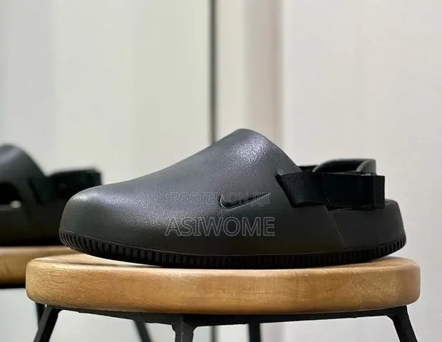Calm Sandals and Slides · Photo 1