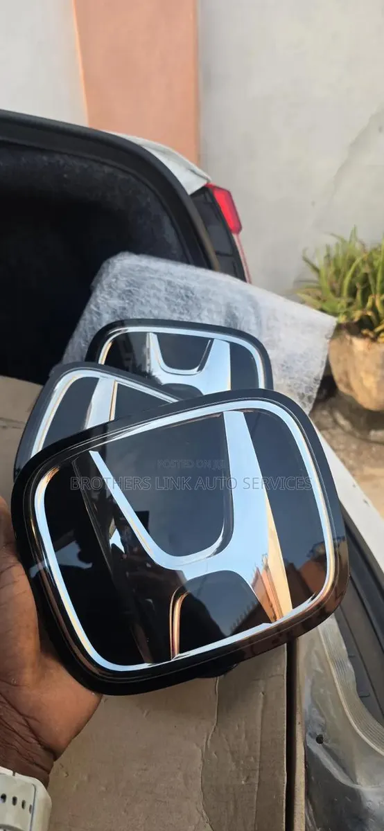 2023-26 Honda Pilot Front Emblem · Photo 1