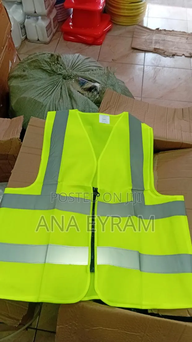 Green Reflective Zip Vest · Photo 1