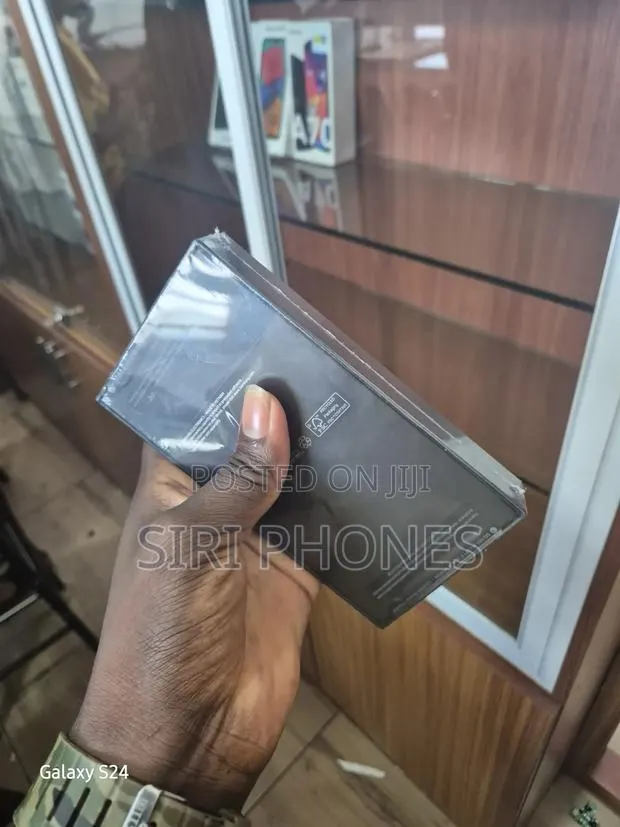 New Samsung Galaxy S22+ 5G 256 GB Purple · Photo 3