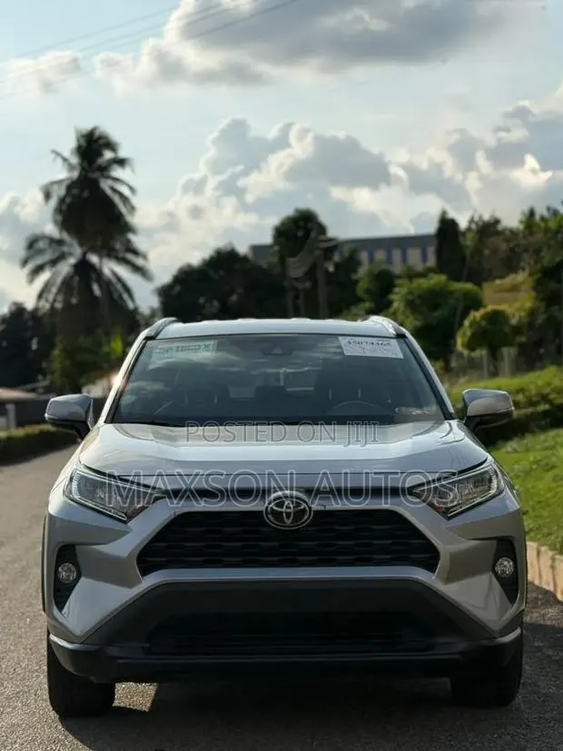 Toyota RAV4 2021 Silver · Photo 1
