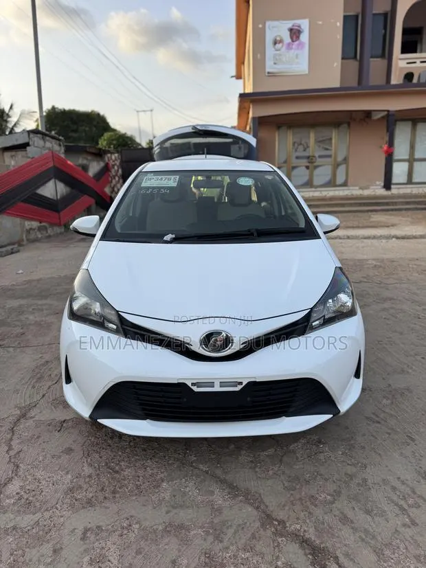 Toyota Vitz 1.3 FWD 5dr 2015 White · Photo 1