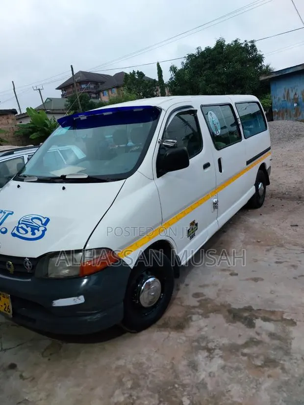 Toyota HiAce 2007 White · Photo 1