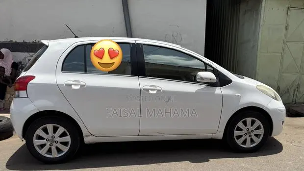 Toyota Yaris 2012 White · Photo 1
