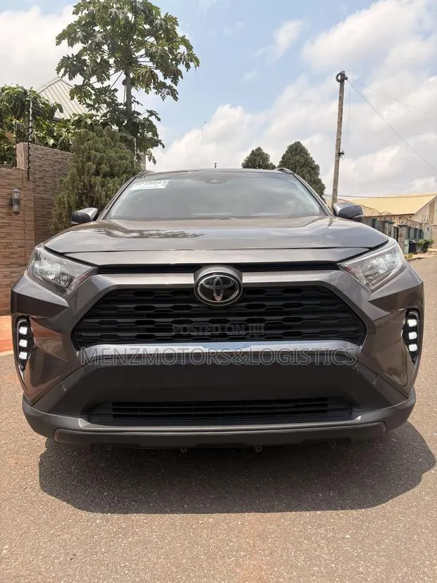 Toyota RAV4 XLE AWD 2023 Gray · Photo 1