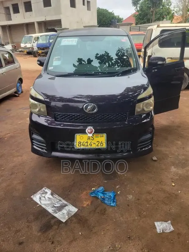 Toyota Voxy 2010 · Photo 1