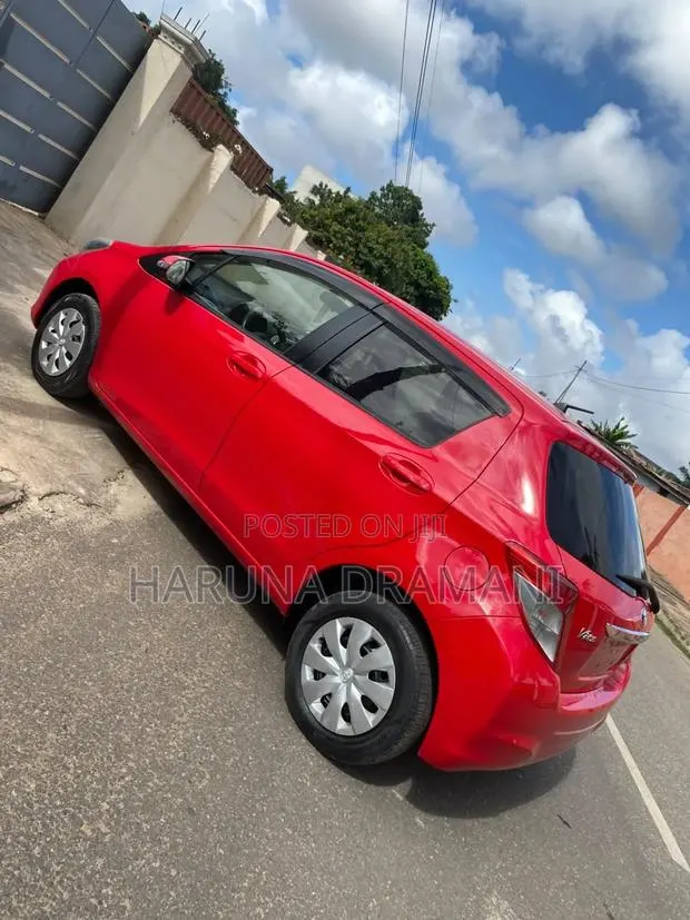 Toyota Vitz 1.0 FWD 5dr 2013 Red · Photo 1