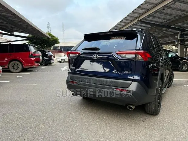 Toyota RAV4 XLE Premium FWD 2020 Blue · Photo 1