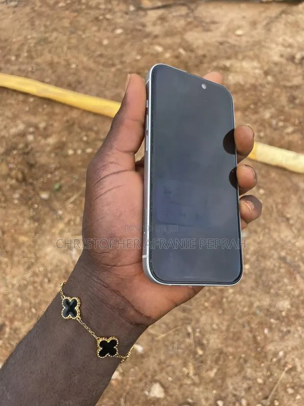 Apple iPhone 15 128 GB White · Photo 1