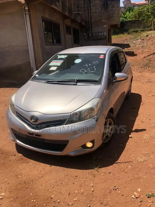 Toyota Vitz 1.5 FWD 5dr 2012 Gray · Photo 1