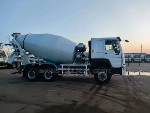 New HOWO 8x4 Concrete Mixer Truck · Photo 1