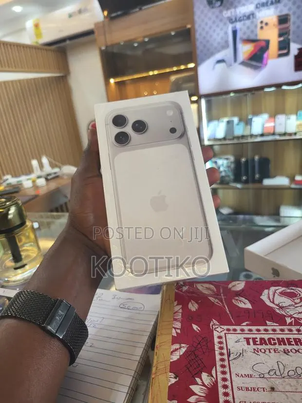 New Apple iPhone 17 Pro Max 256 GB White · Photo 1