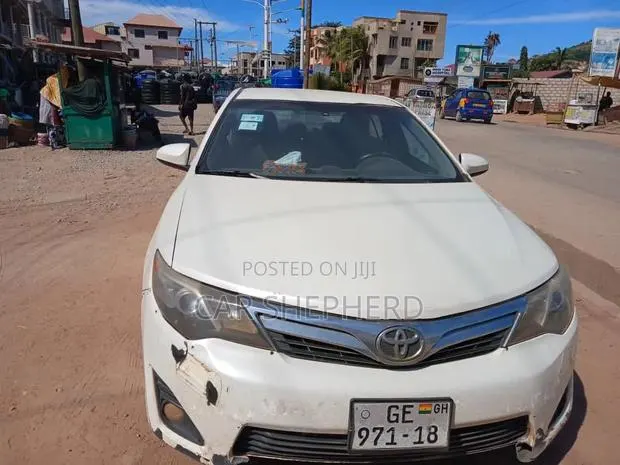 Toyota Camry LE 4dr Sedan (2.5L 4cyl 6A) 2014 White · Photo 1