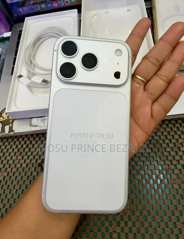 Apple iPhone 17 Pro 256 GB White · Photo 1