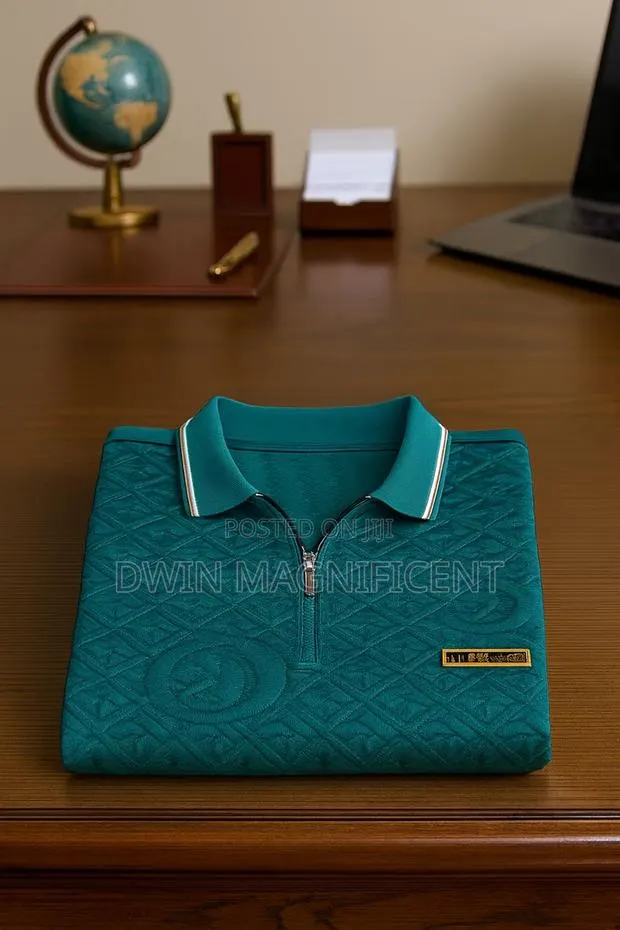 Quilted Polo Shirt With a Half-Zip Closure. · Photo 1