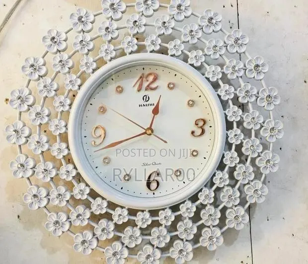Classic Wall Clock · Photo 1