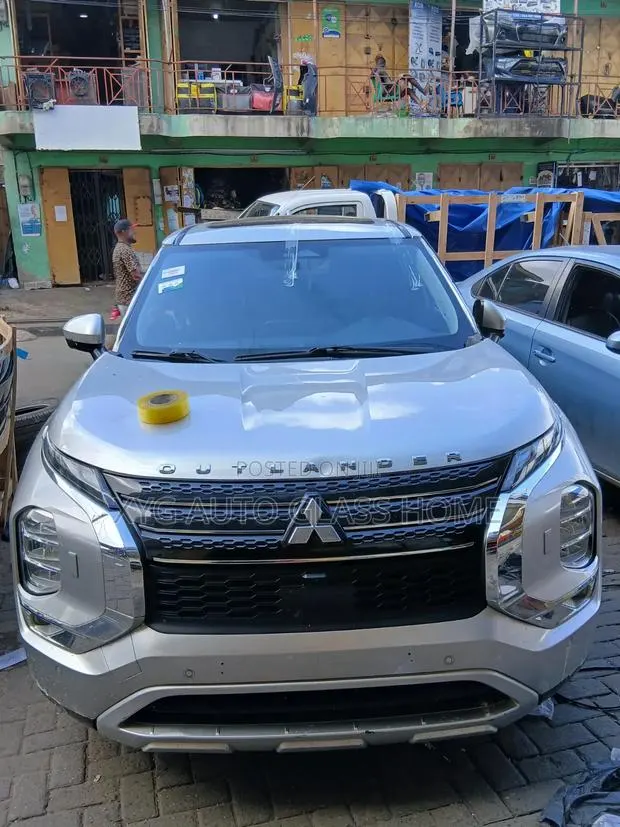 2022 Mitsubishi Outlander Windscreen Available · Photo 1