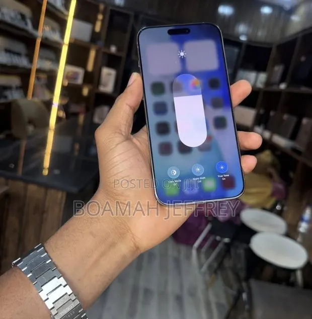 Apple iPhone 16 Pro Max 512 GB Gold · Photo 1