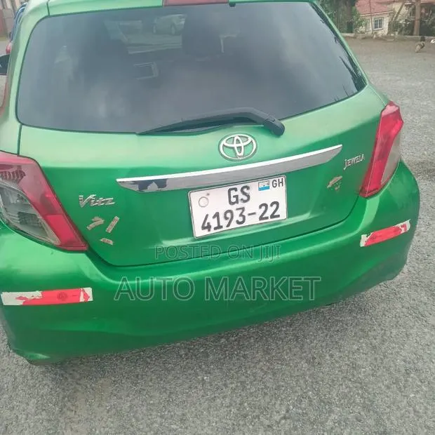 Toyota Vitz 1.3 AWD 5dr 2013 Green · Photo 1