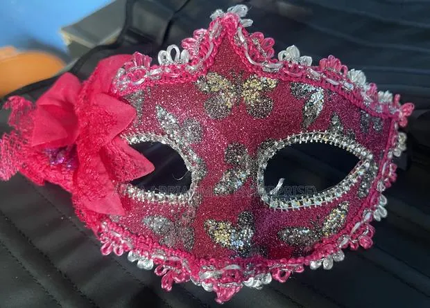 Female Masquerade Mask · Photo 1