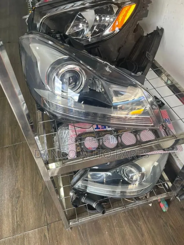 Mercedes Benz C250/W204 Headlight 2011-2012-2013-2014 Brand New · Photo 1